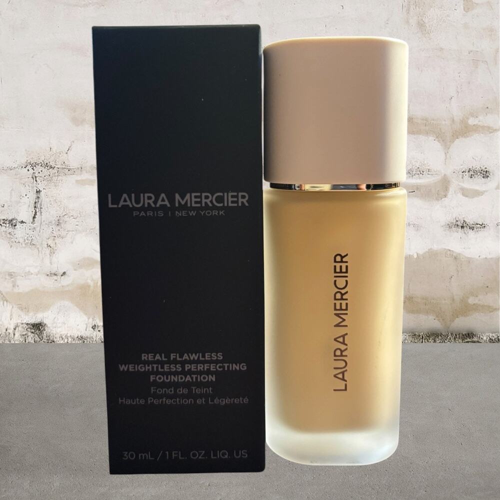 Laura Mercier Real Flawless Weightless Perfecting Foundation in 2N1 Cashew NIB